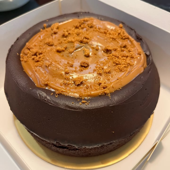 photo of Raebakesvegan Biscoff choc cake shared by @soy-orbison on  26 Mar 2023 - review