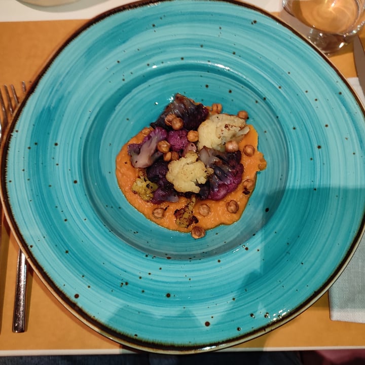 photo of LaCucina Cavolfiori colorati e ceci arrosto su hummus di zucca alle spezie shared by @alepixie on  30 Dec 2022 - review
