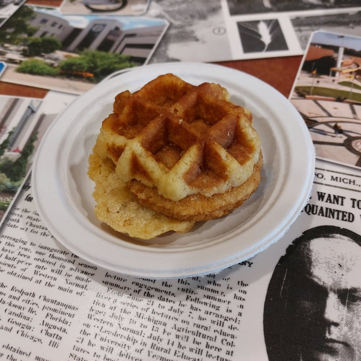 photo of Alpha Foods Plant-Based Breakfast Sandwich Chik’n & Maple Waffle shared by @cloudyaquilegia on  15 May 2023 - review