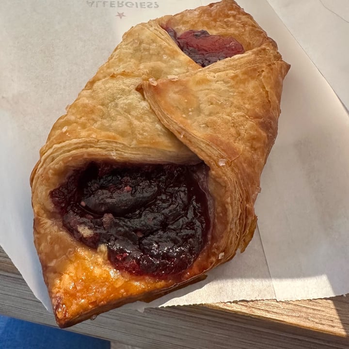 photo of Pret A Manger Very Berry Croissant shared by @aliclinomaniac on  09 Feb 2023 - review
