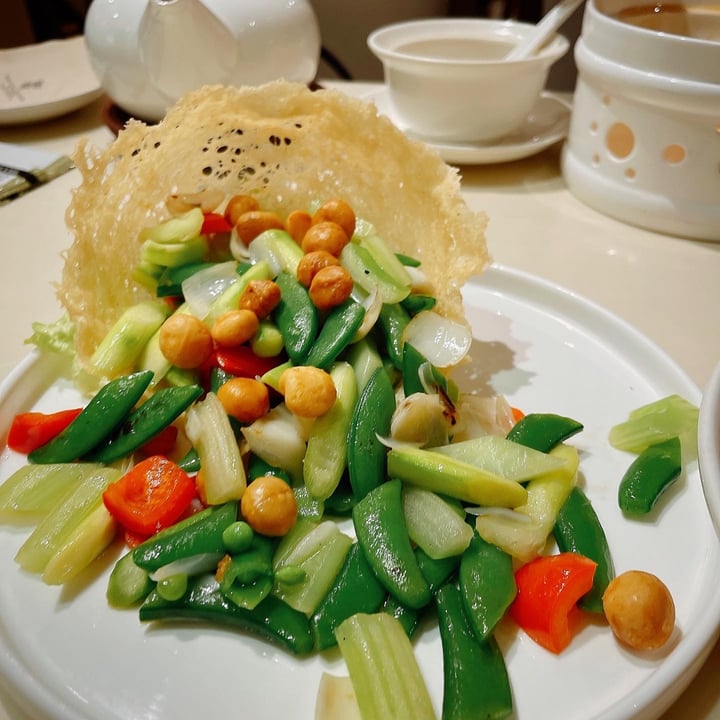 photo of LingZhi Vegetarian - Liat Towers Sauteed Honshimeiji Mushroom with Asparagus, Macademia Nut, Fresh Lily Bulb and Boletus in Crispy Basket shared by @veggiexplorer on  28 Feb 2023 - review