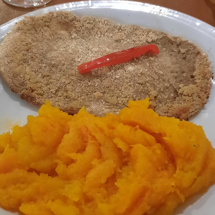 photo of Curcuma Seitan Con Puré De Calabaza shared by @marinagiselle on  09 Jan 2023 - review