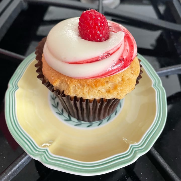 photo of Smallcakes Cupcakery & Creamery Raspberry Lemon Cupcake shared by @ekelcem on  02 Jul 2023 - review