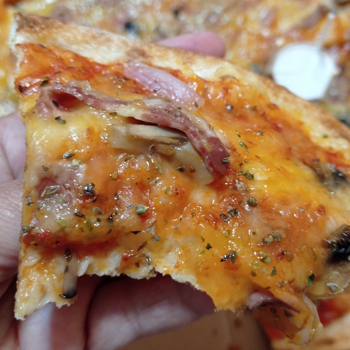 photo of deWeggie's Pizza Carbonara shared by @isabeletta on  11 Apr 2023 - review