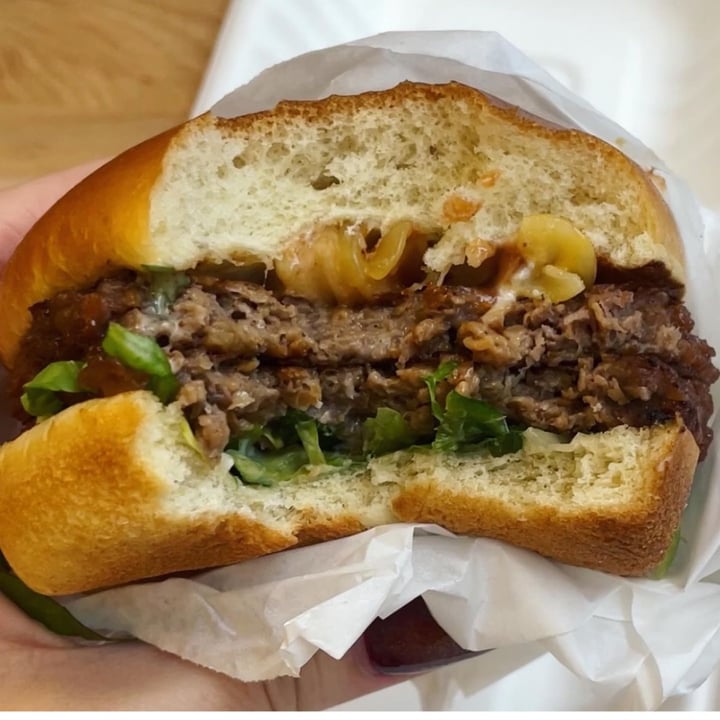 photo of Veggie Grill double BBQ Mac Burger shared by @veganelizabeth on  12 May 2023 - review