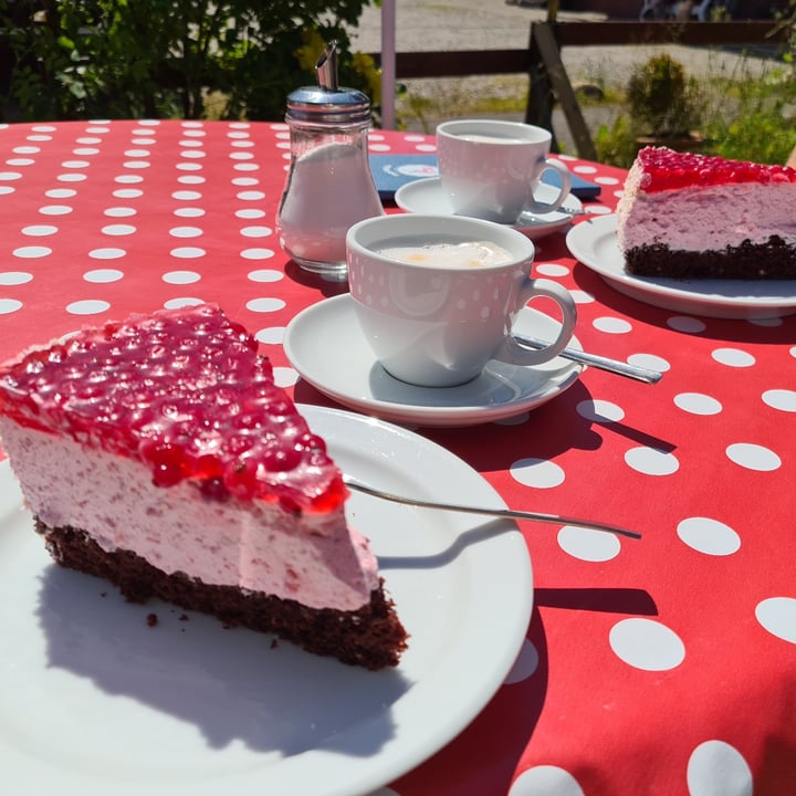photo of Engelmühle Nordstrands Gourmet-Café Meisterbäckerei & Meisterkonditorei Berry cream cake shared by @jimbo on  09 Jul 2023 - review