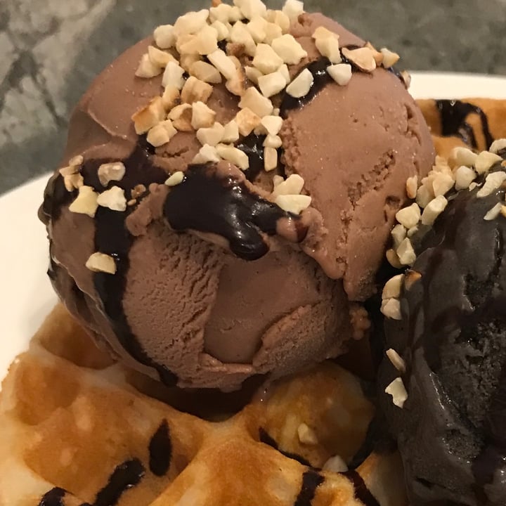 photo of WS Deli Experience Store Chocolate Hazelnut Ice Cream shared by @ziggyradiobear on  29 Dec 2022 - review