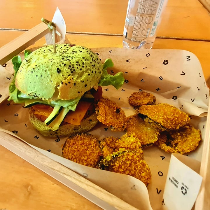 photo of Flower Burger Jungle burger shared by @invariance on  31 Jan 2023 - review