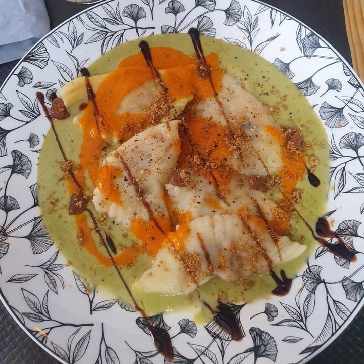 photo of La Cuina d'Adel Raviolis con tofu con curry, crema de anacardos, dátiles y salsa de chalota shared by @rosii on  21 Jul 2023 - review