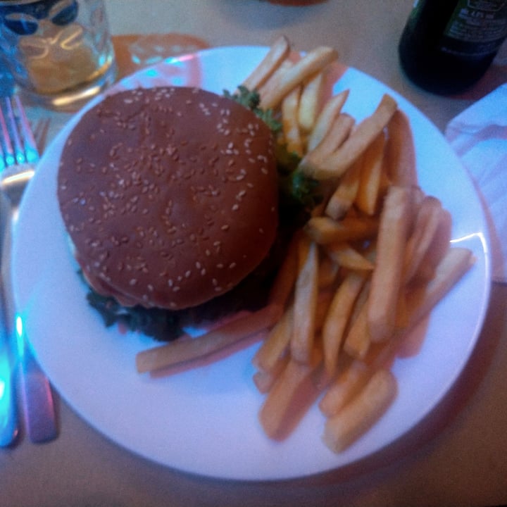 photo of Il Vegano - Firenze Burger Vegano Con Patate Fritte Bio shared by @geb on  30 Apr 2023 - review