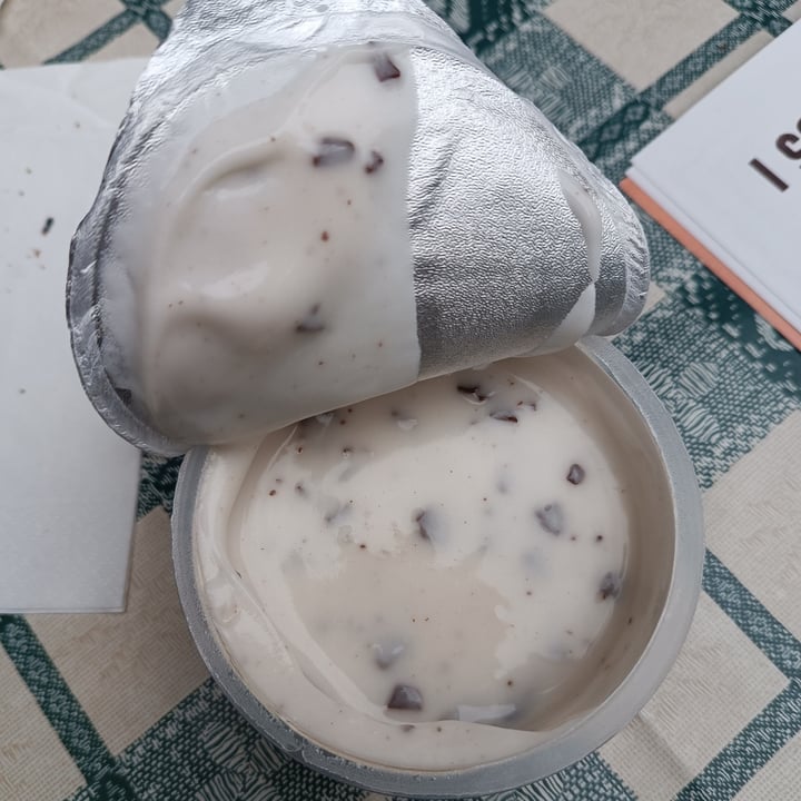 photo of Alpro yogurt coconut stracciatella shared by @silvia90veg on  09 Jun 2023 - review