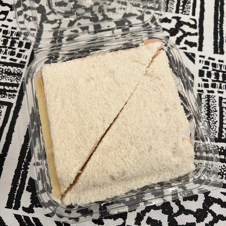 photo of No Vivas de Ensalada Sandwich de Jamón y queso pan blanco shared by @gaby-miss-x on  03 Aug 2023 - review