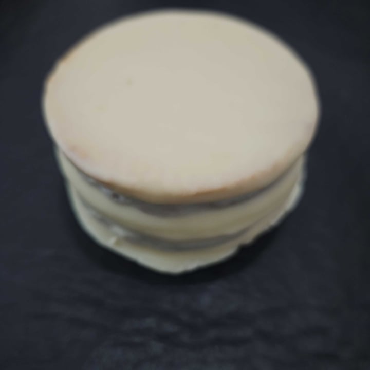 photo of queres podes Alfajor Blanco Dulce De Leche shared by @lachula on  10 Aug 2023 - review