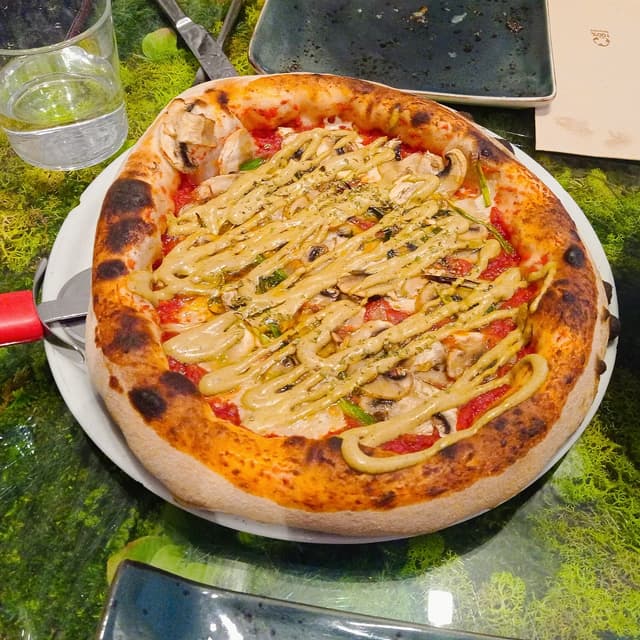 Photo of the dish “Pizza Pistacho y ajetes”