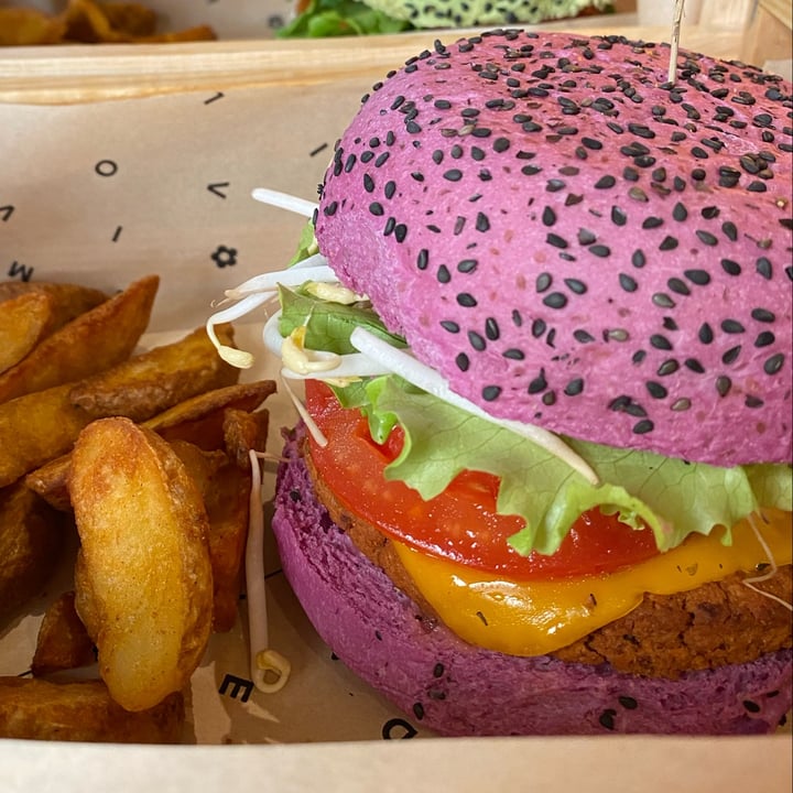 photo of Flower Burger Purple cheesy shared by @mariaforesti on  19 Jan 2023 - review