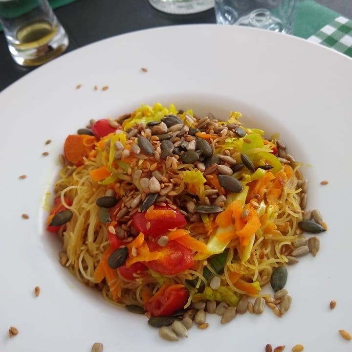 photo of Cibo Ristorante Vegano Noodles Di Riso Con Verdure Di Stagione E Semi shared by @enrybluveg on  25 Jul 2023 - review