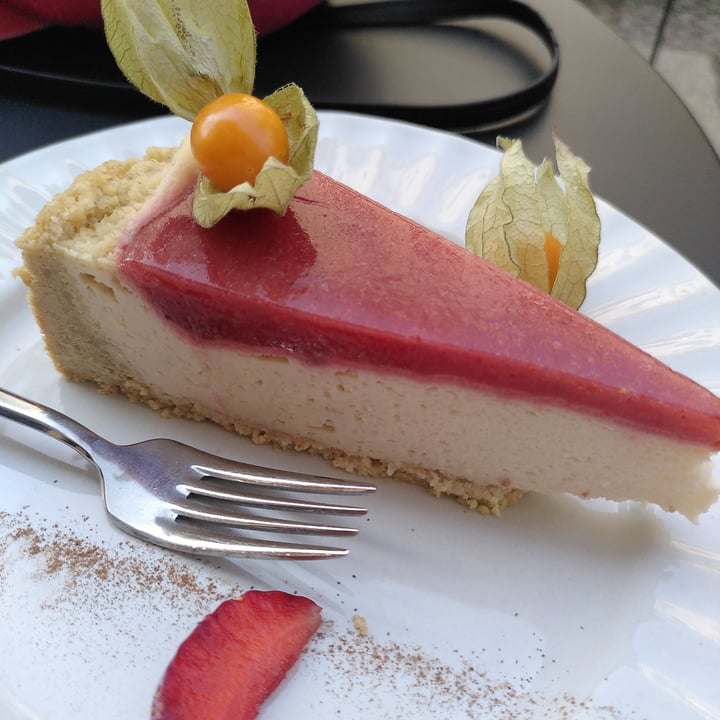 photo of sakura Strawberry cheesecake shared by @bezette on  11 Jul 2023 - review