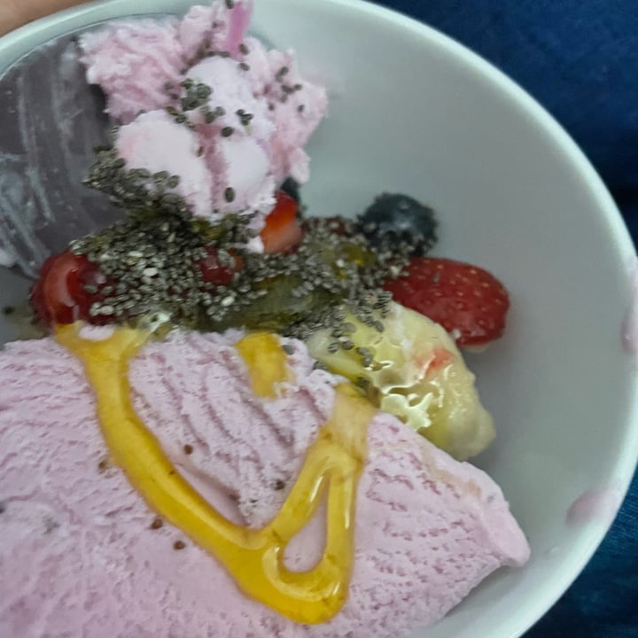 photo of Woolworths Strawberry Flavored Frozen Dessert shared by @carrienissiotis on  10 Feb 2023 - review