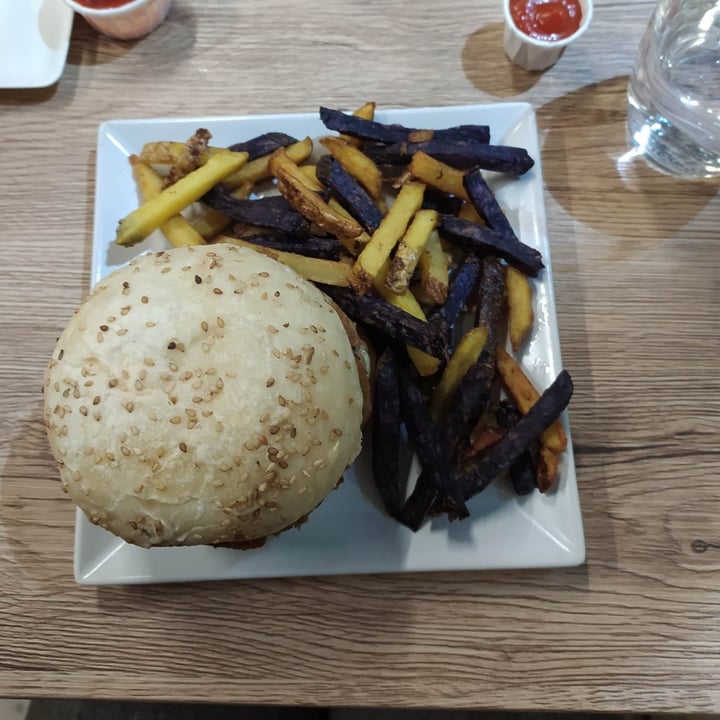 photo of Organic Lovers Torino American Burger Con Patatine shared by @sirine on  07 Jan 2023 - review
