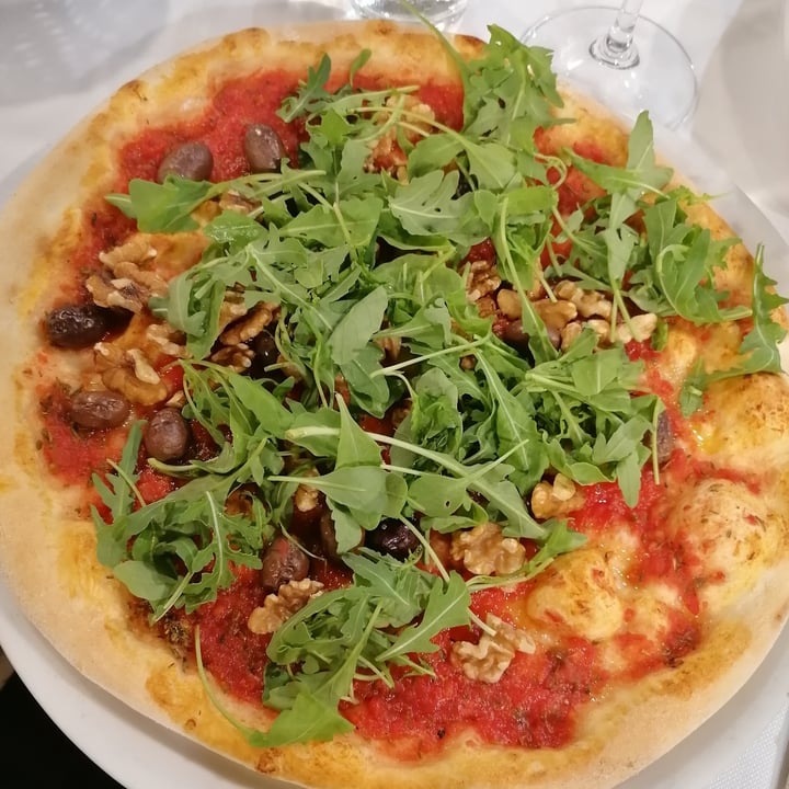 photo of Trattoria Pizzeria Le Due Lune Pizza Rucola, Olive, Noci shared by @crispypotato on  06 Aug 2023 - review
