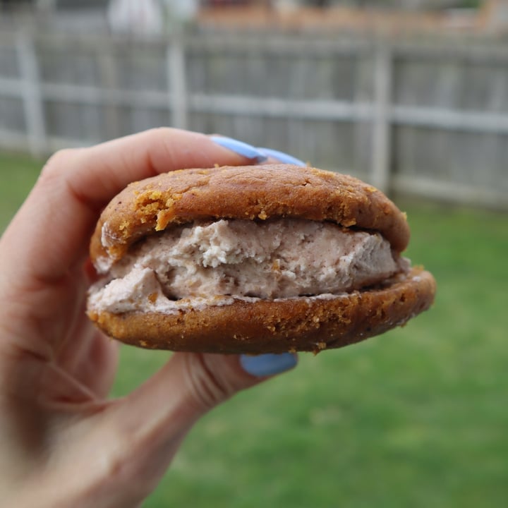 photo of Pattycake Bakery Pumpkin Whoopie Pie shared by @lizmaselli on  06 Apr 2023 - review