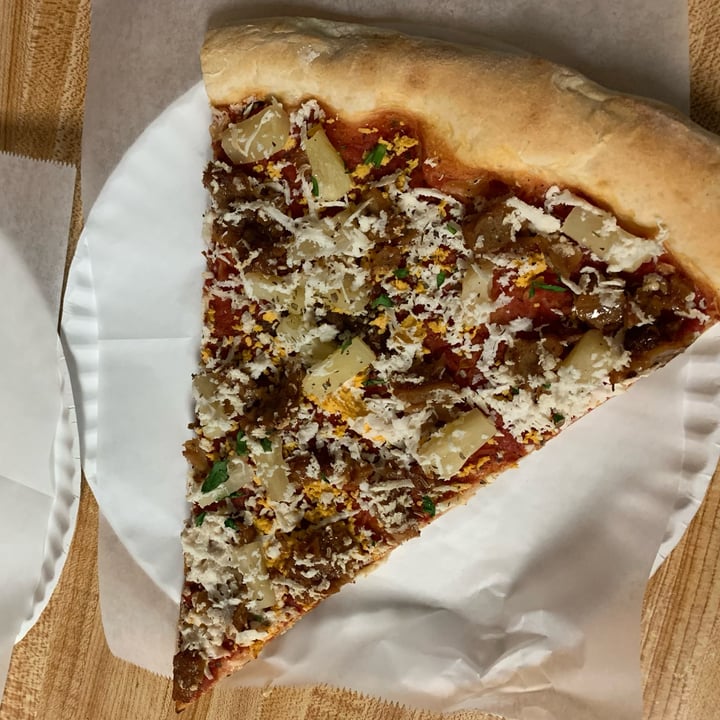 photo of Vinnie's Pizzeria Vegan Spare Rib Slice shared by @thebkvegans on  01 May 2023 - review