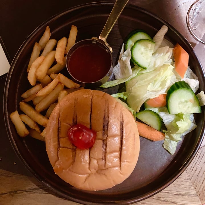 photo of Donald Watson's Vegan Bar Burger and Chips shared by @rosemaryevanshughes on  29 Jan 2023 - review