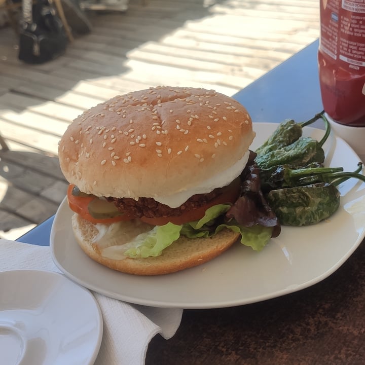 photo of Petit Vegan Hamburguesa De Alubias shared by @soad19 on  08 Apr 2023 - review