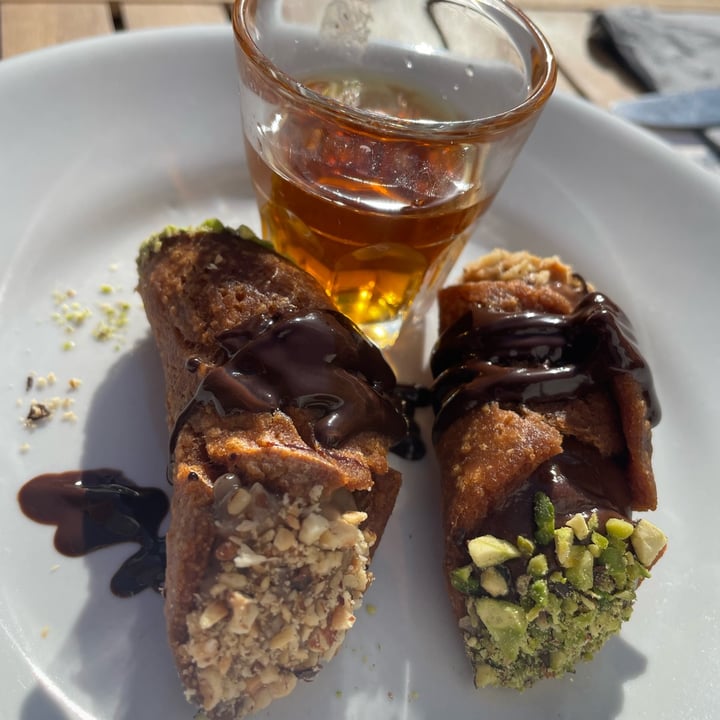 photo of Status Quo Cannolo con crema di pistacchi e nocciole shared by @papayagianfry on  12 Mar 2023 - review