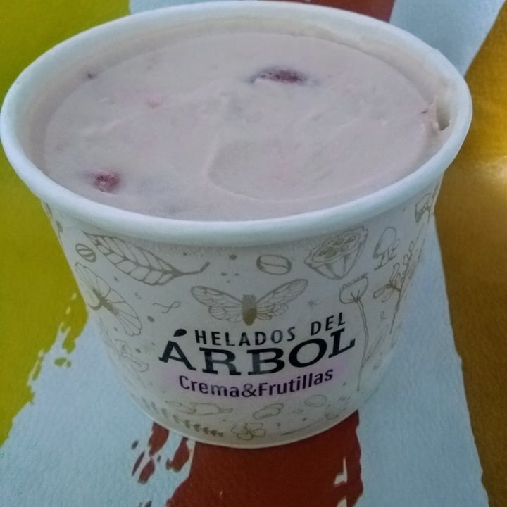 photo of Helados del Árbol Crema y frutillas shared by @noraland on  03 Jan 2023 - review