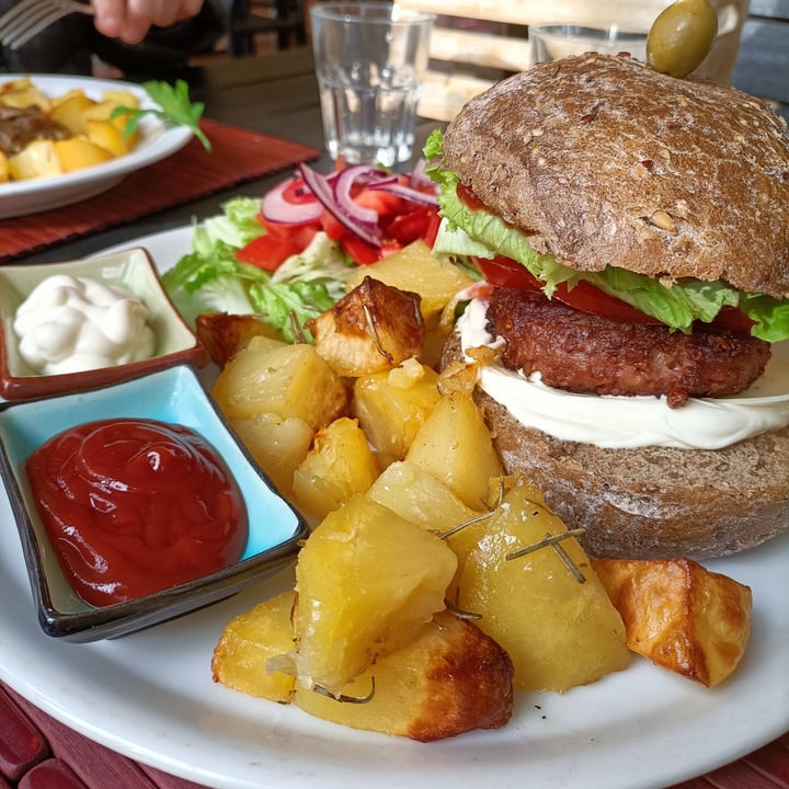 photo of Veganda Beyond Burger con patate al forno shared by @laura1990 on  02 Jun 2023 - review
