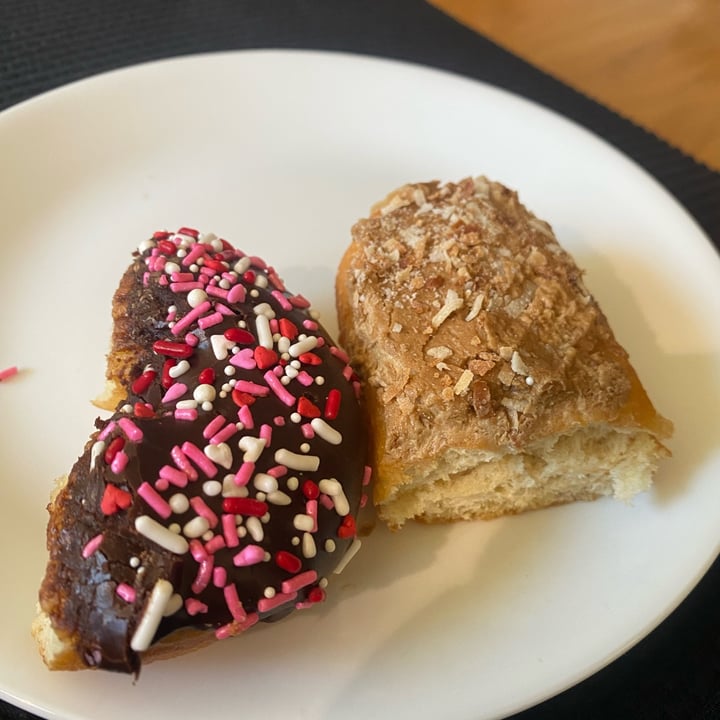 photo of Glam Doll Donuts Vegan Sprinkle Donut shared by @soylentglenn on  12 Feb 2023 - review