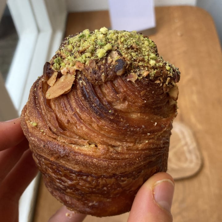 photo of SAINT-JEAN Amsterdam Almond & Pistachio Cruffin shared by @david- on  27 Jan 2023 - review