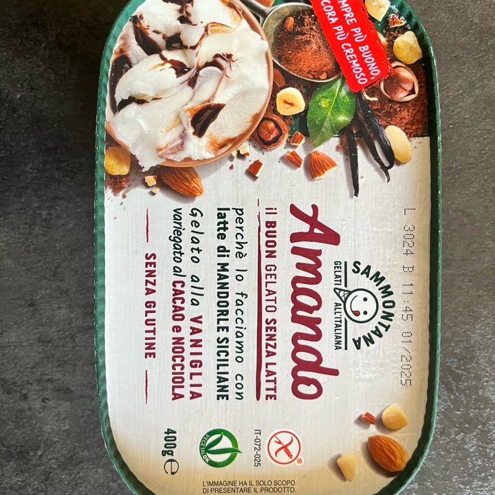 photo of Sammontana Amando gelato alla vaniglia variegato al cacao e nocciola shared by @giadix on  23 Jul 2023 - review