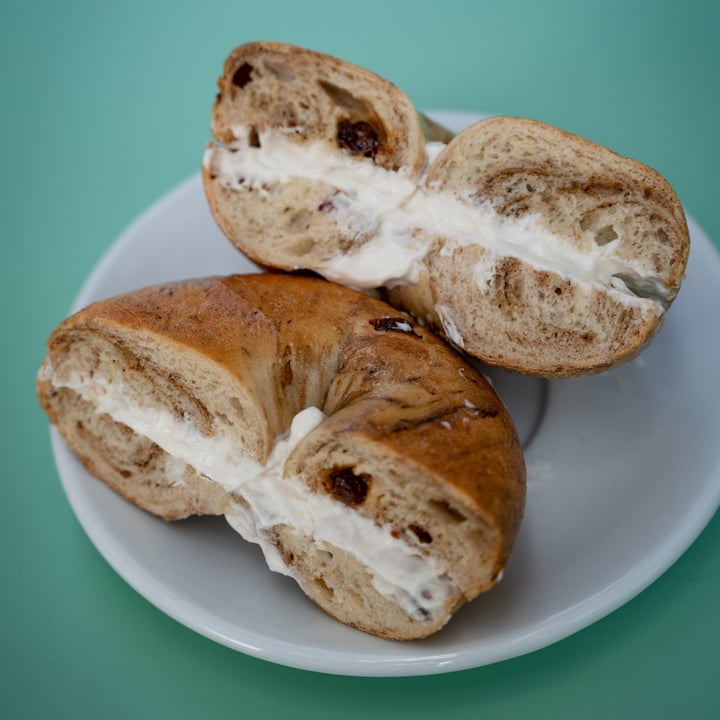 photo of Bart's Bagels Cinnamon Raisin Bagel With Vegan Cream Cheese shared by @colecut on  07 Mar 2023 - review