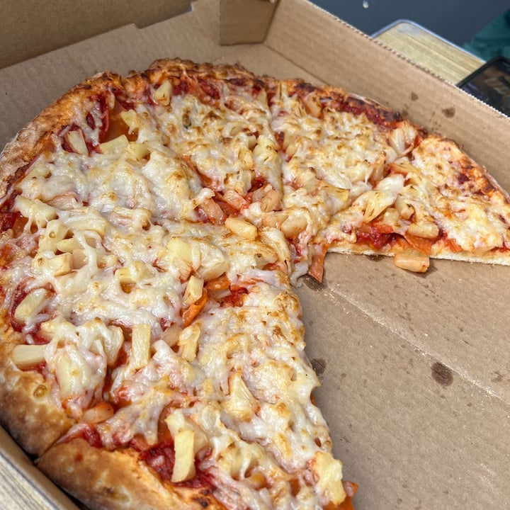 photo of Cruzer Pizza Vegan Hawaiian Pizza shared by @av8soulfly on  27 Dec 2022 - review