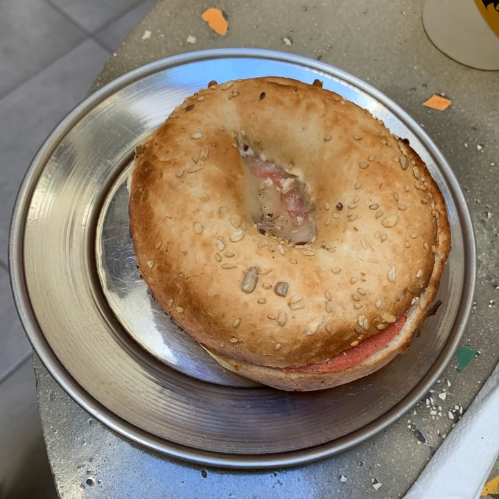 photo of Bioma Plant Based Café Belgrano Bagel de jamón y queso shared by @sechague on  06 Feb 2023 - review