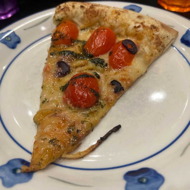 photo of Hell's Pizza (Devoto) pizza vegana tomates cherry y pesto shared by @willemina on  21 Jun 2023 - review