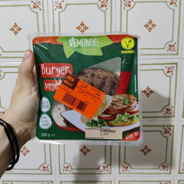 photo of Vemondo 2 Burger Vegetali shared by @croissantdeluune on  01 Jul 2023 - review