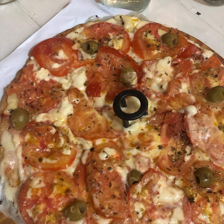 photo of Heaven (Delivery and Take-away) Pizza De Muzarella De Almendras Y Tomates shared by @aylugiussi on  01 Mar 2023 - review