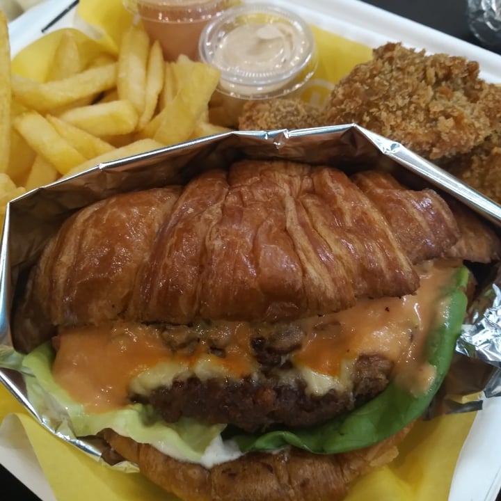 photo of La Recontra - Fast Good Vegano Croisant Burger shared by @veganaenlima on  10 Apr 2023 - review