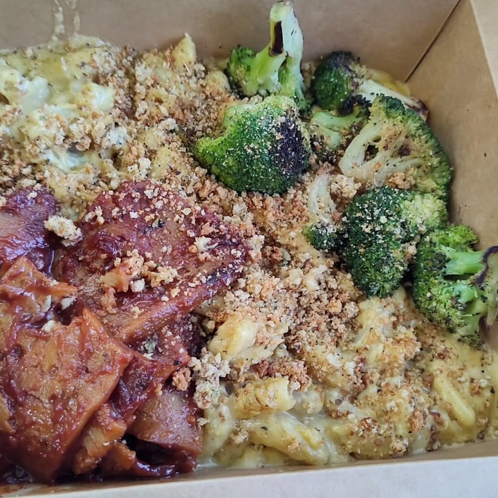 photo of Counter Culture Food Trailer mac and cheese (bbq seitan and charred broccoli) shared by @ermacox on  04 Aug 2023 - review