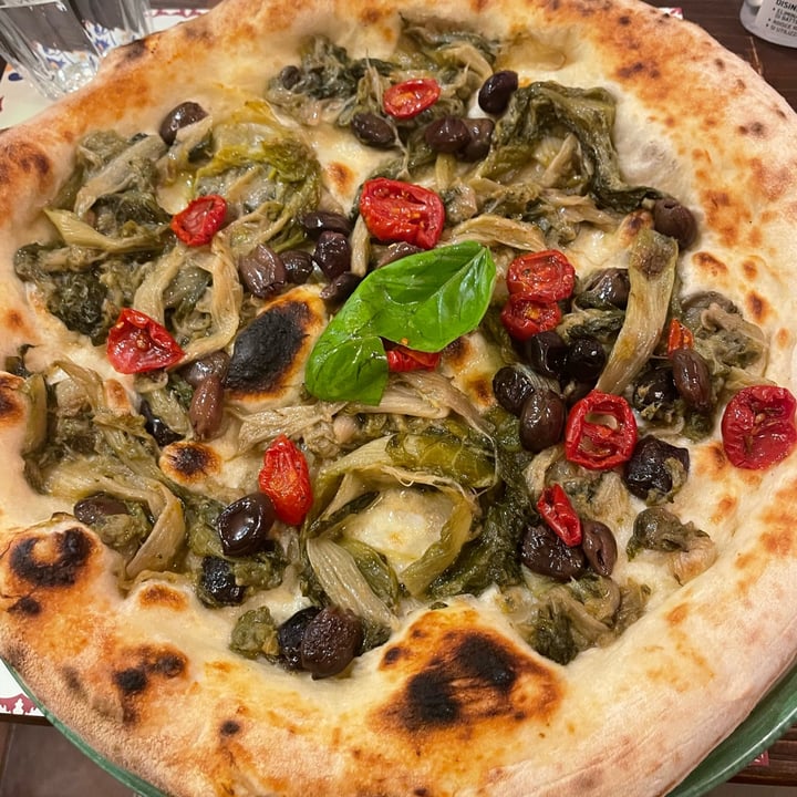 photo of Pizzium - Firenze pizza con scarola, olive e pomodori shared by @giada-98 on  05 Jan 2023 - review