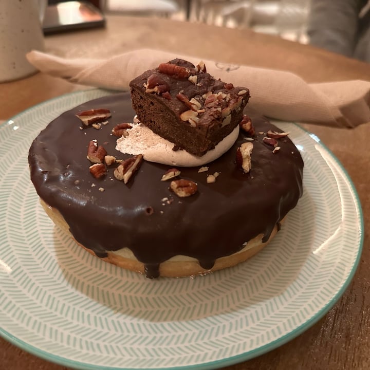 photo of VegAmazing Doughnuts Donut de chocolate con brownie shared by @johnnycactus on  22 Jan 2023 - review