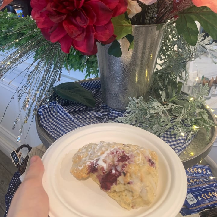 photo of Vegan Danish Bakery Raspberry Scone shared by @vegandidsystem on  17 Mar 2023 - review