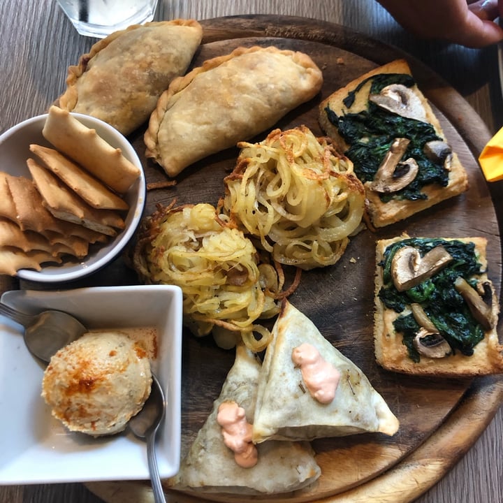 photo of Sotto Loggia bar music & drinks Aperitivo Vegano shared by @rumakaur on  08 Jun 2023 - review