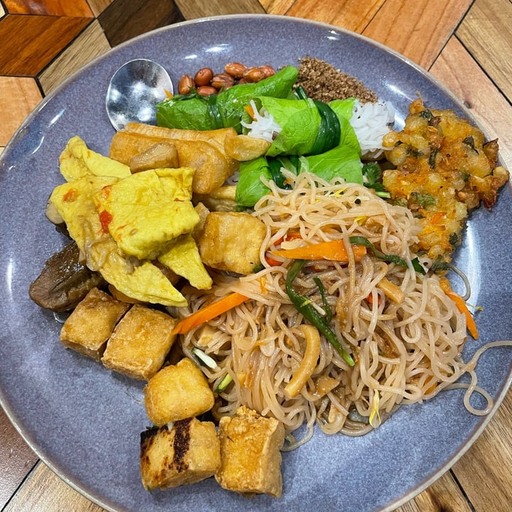 photo of Veggie Castle - Nhà hàng chay Vegan Buffet shared by @kelsim on  11 May 2023 - review