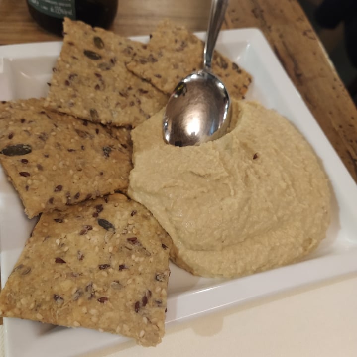 photo of Samsara e Volta Rossa Hummus e crackers shared by @chiaracappellini on  27 Jan 2023 - review