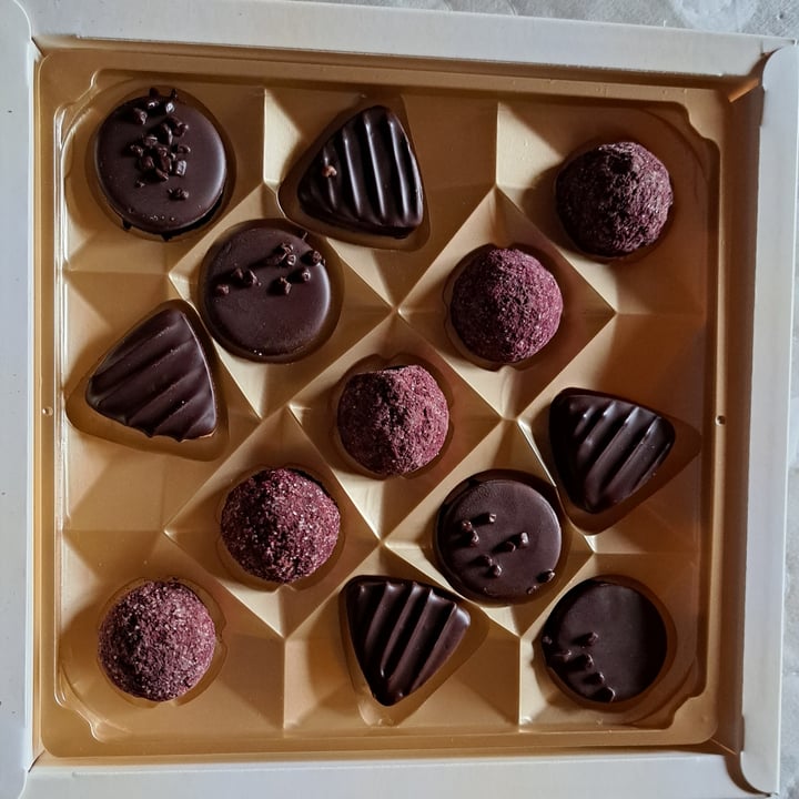 photo of Vemondo Vegan praline selection shared by @penoucos on  29 Jun 2023 - review