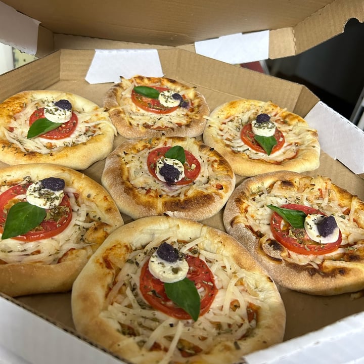 photo of La Belle pizzas Mini Pizza Caprese shared by @flaveg2022 on  31 Jul 2023 - review